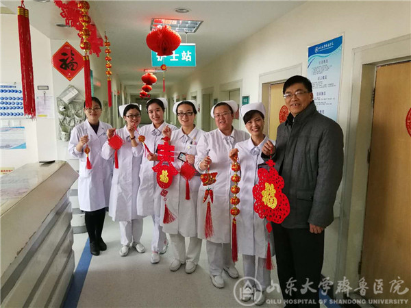 院领导年初一看望慰问在岗职工及住院病人