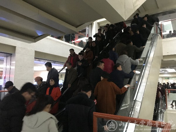 春节长假后第一天 医院迎来就诊小高峰