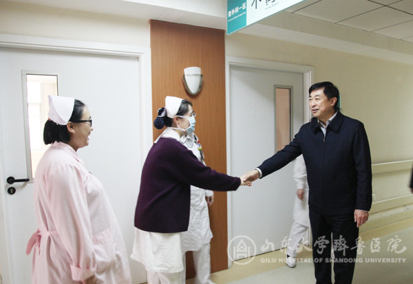 院领导年初一看望慰问在岗职工及住院病人