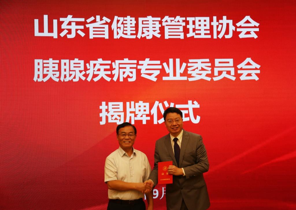 侯俊平书记为任洪波主任委员颁发证书 侯俊平书记为任洪波主任委员颁发证书
