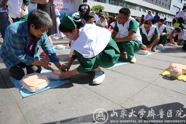 我院举办庆祝“世界急救日”暨“生命卫士,救在身边”百人心肺复苏演示活动