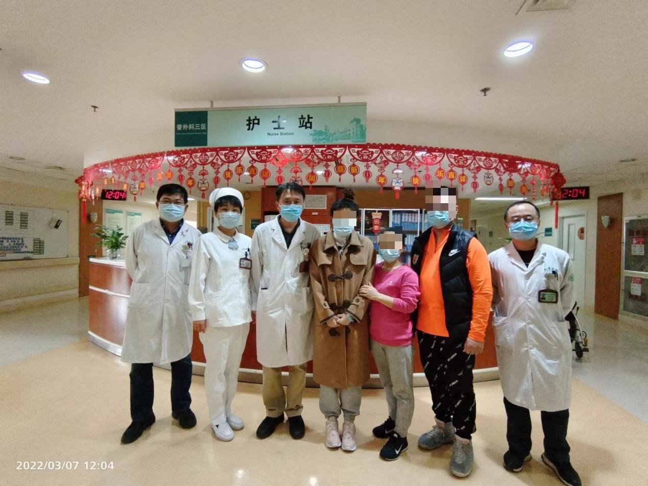 图四 出院前患者及家属与医护团队合影