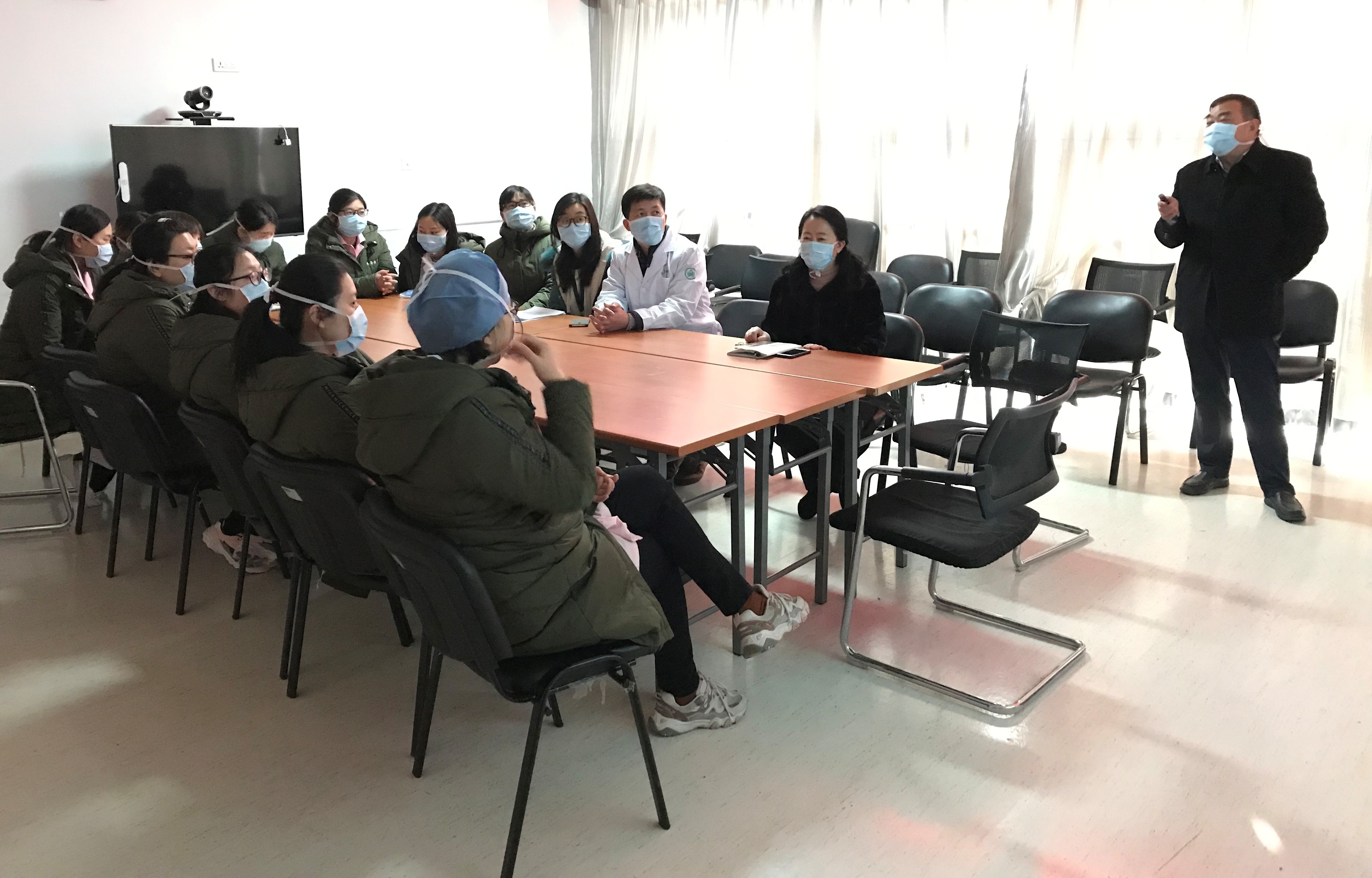 门诊进行新型冠状病毒防控培训(三)