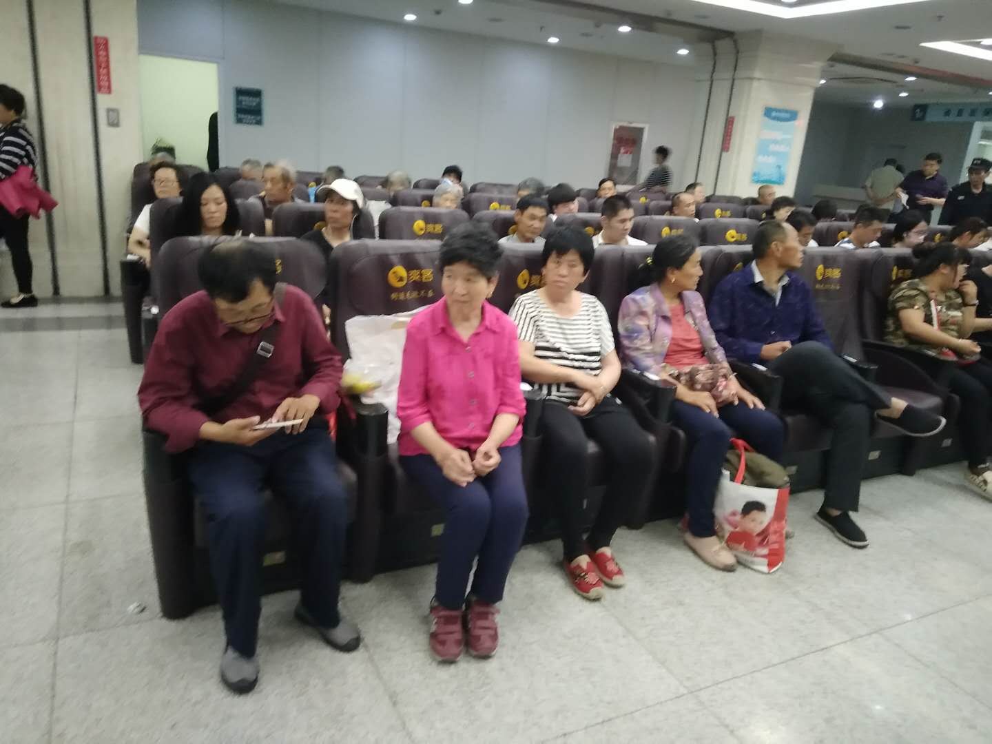共享按摩椅进驻山东大学齐鲁医院