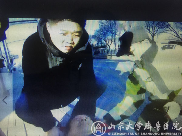 我院医生救助晕倒老人 救人垫款诠释大医精神