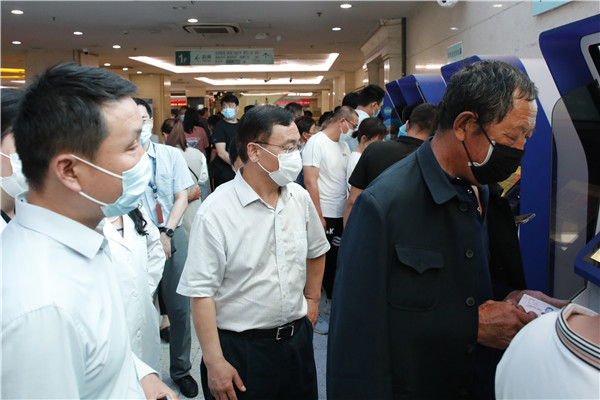 侯俊平视察门诊信息自助化服务工作时强调“医院工作要心为病患系,招为病患出”
