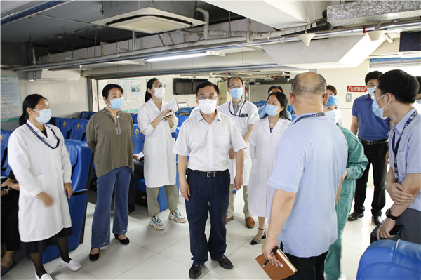 侯俊平视察门诊信息自助化服务工作时强调“医院工作要心为病患系,招为病患出”