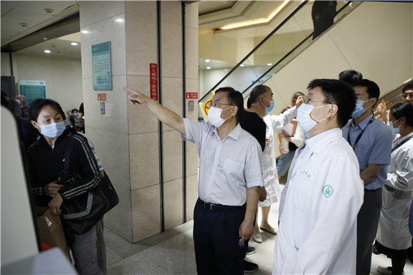 侯俊平视察门诊信息自助化服务工作时强调“医院工作要心为病患系,招为病患出”