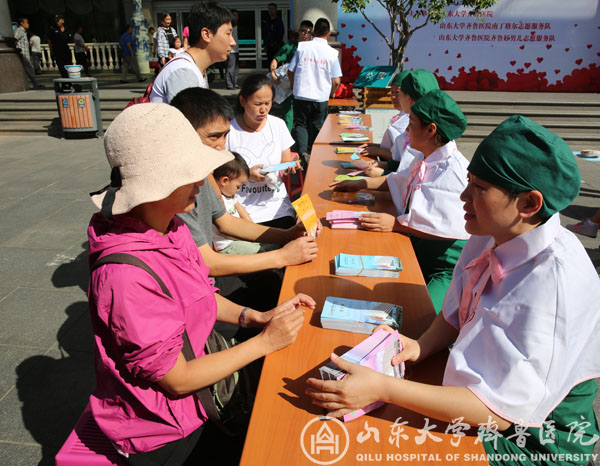 我院举办庆祝“世界急救日”暨“生命卫士,救在身边”百人心肺复苏演示活动