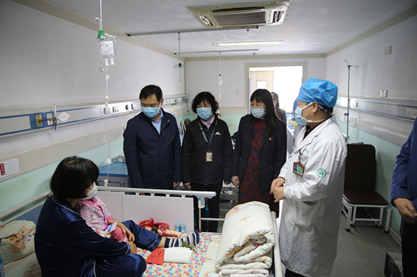 医院领导看望慰问援鄂队员住院子女