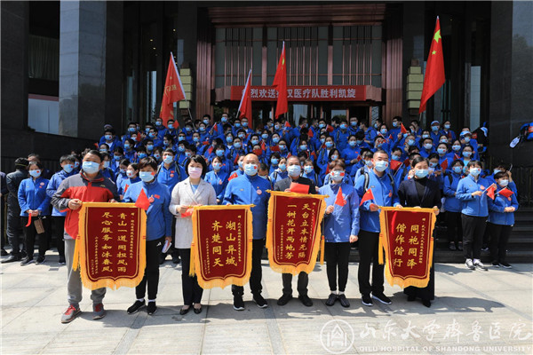 临别时,与武汉的春天合个影
