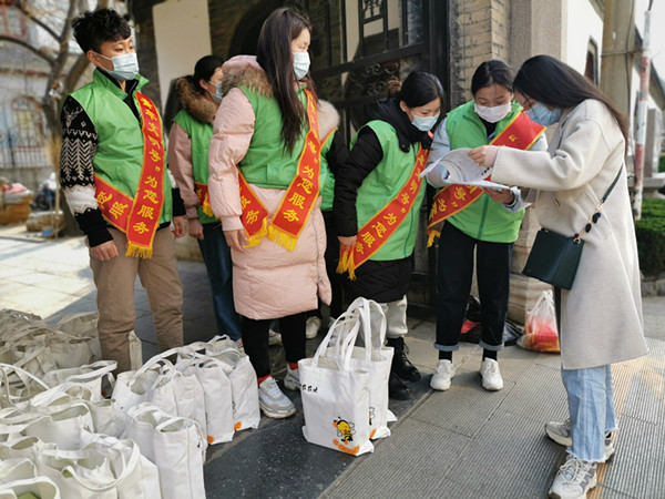 【阻抗疫情,齐鲁医院在行动】团委“学雷锋日”组织志愿者为援鄂医疗队员配送生活物资
